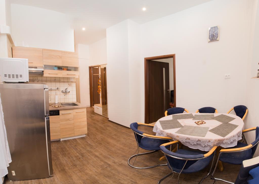 Apartment Ve Smeckach With A Big Terrace Praha Eksteriør bilde